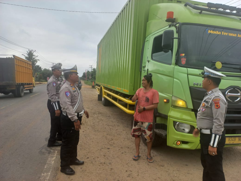 Satlantas Polres Batanghari Beri Himbauan ke Masyarakat Terkait Pengalihan Arus Lalu Lintas di KM 150 Jalur Lintas Palembang–Jambi