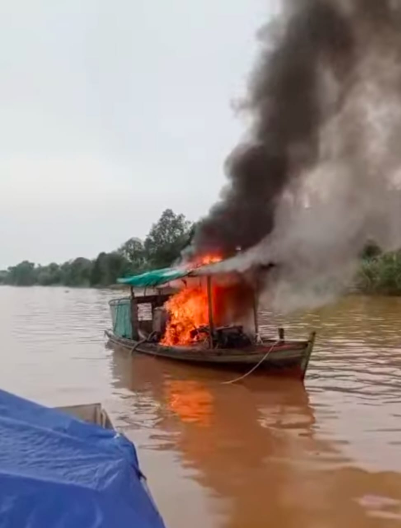 Warga Bakar Pompong Milik Pelaku Penambangan Barang Antik dan Emas Ilegal di Sungai Batanghari