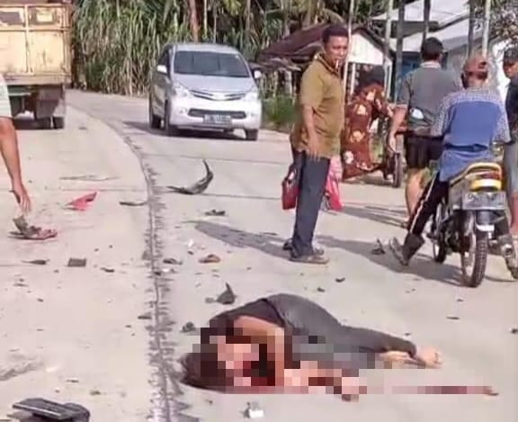 Tabrak Truk PS 120, Pengendara Motor Alami Luka Parah