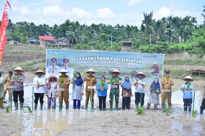 Dukung Asta Cita Presiden, Wawako Diza Pimpin Aksi Tanam Padi Serentak di 10 Hektar Sawah