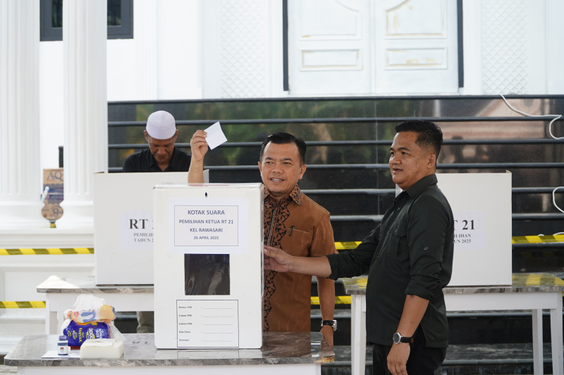 Gubernur Jambi Al Haris Salurkan Hak Pilih di RT 21, Bentuk Menyukseskan Pilkate Kota Jambi