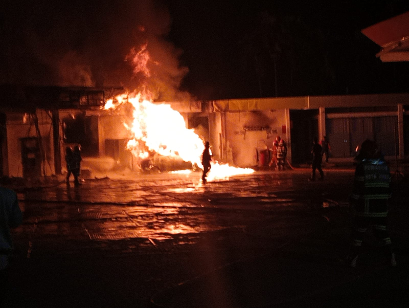 Insiden Kebakaran SPBU Depan Samsat Jambi, Satu Mobil Ikut Hangus Dilalap Api