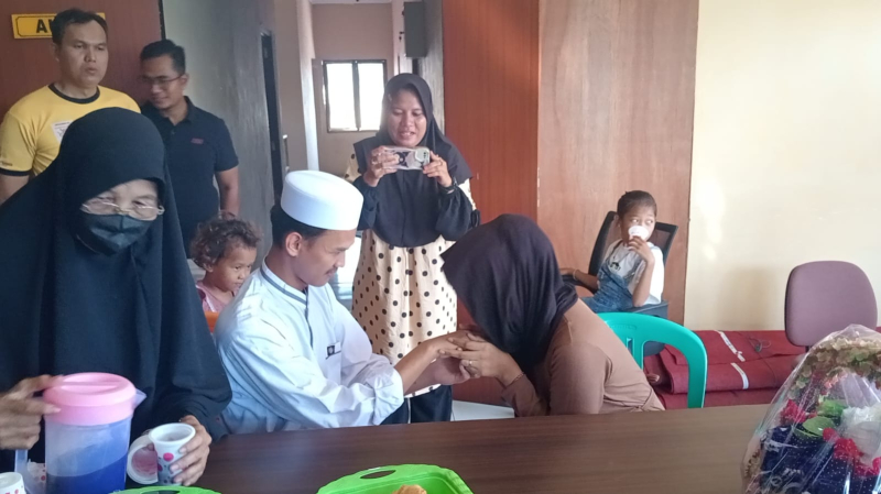 Meski Terjerat Kasus, Akad Nikah Tahanan Polsek Pasar Berlangsung Sederhana dan Penuh Haru