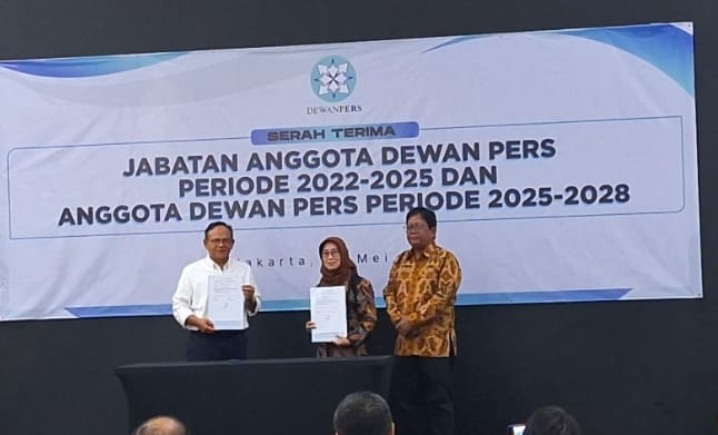 Ketua Dewan Pers periode 2025-2028 Komaruddin Hidayat (kemeja putih kiri) dalam serah terima jabatan di Kantor Dewan Pers, Jakarta, Rabu (14/5/2025). 