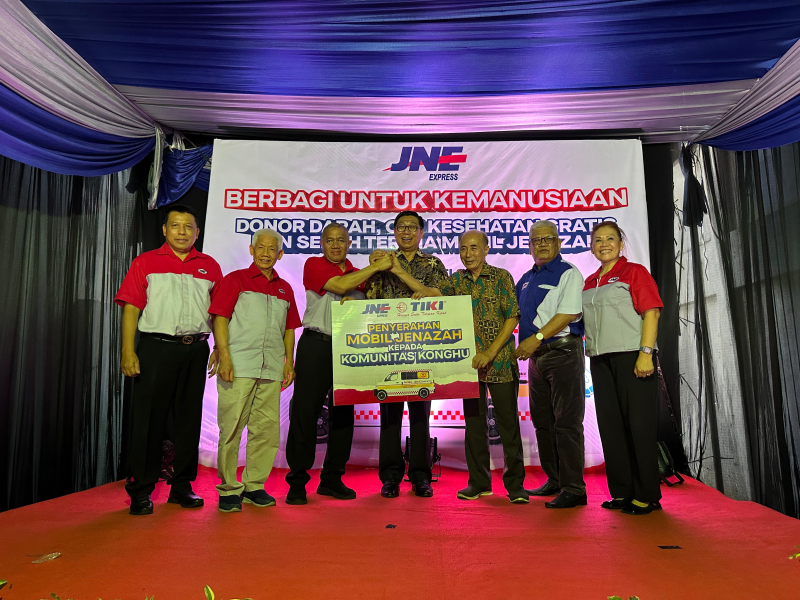 Berbagi untuk Kemanusiaan, JNE Serahkan Mobil Jenazah, Gelar Donor Darah dan Pemeriksaan Kesehatan Gratis di Jambi
