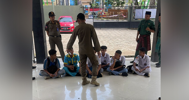 Belasan Pelajar Terciduk Satpol PP, Main Game di Rental PlayStation Saat Jam Sekolah