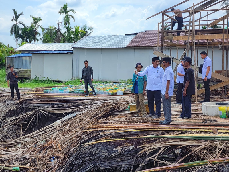 Ringankan Korban Longsor, Bupati Tanjabbar Tinjau dan Salurkan Bantuan