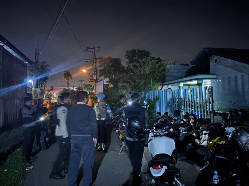 Kapolresta Jambi Pimpin Patroli Serigala Kota, Belasan Pemuda dan Sajam Diamankan