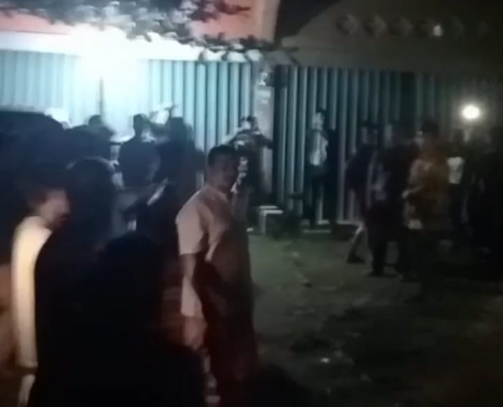 Kasus Dugaan Chat Mesum, Ratusan Warga Geruduk Rumah Kades Kota Karang
