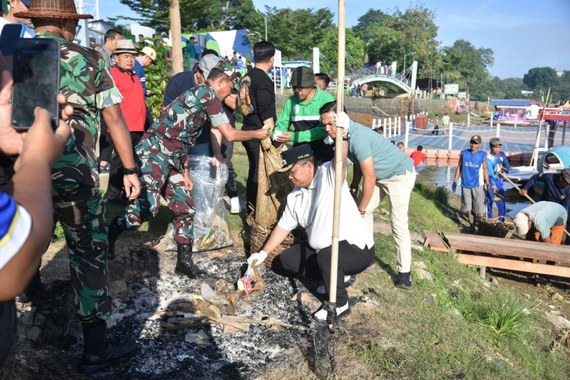 Wali Kota Maulana Bangkitkan Semangat Kolektif, 1.650 RT Bergerak Serentak Bersihkan Lingkungan