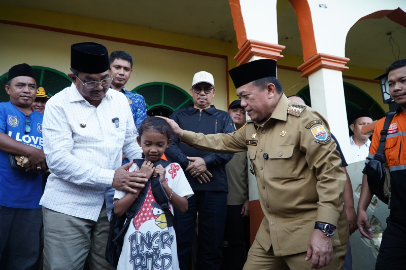 Bentuk Kehadiran Pemerintah, Gubernur Al Haris Serahkan Bantuan Untuk Korban Kebakaran di Tanjabbar
