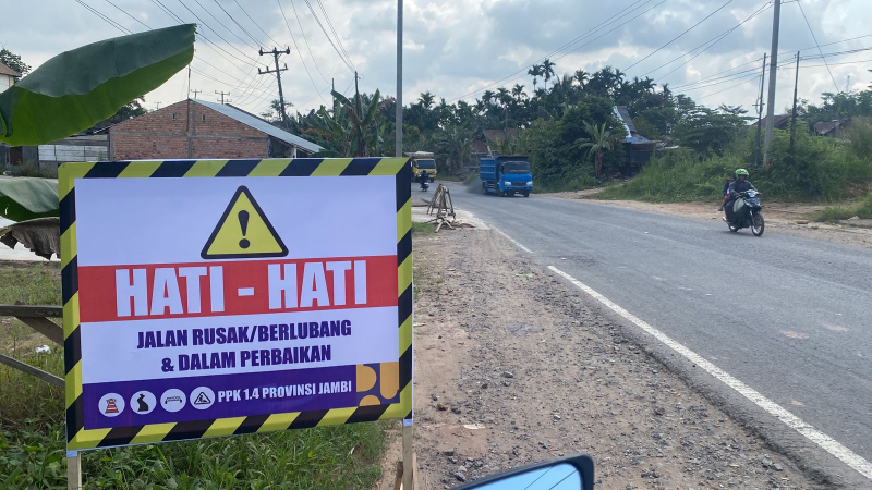 Perbaikan Jalan Nasional KM 14 Jalintim Jambi Berlakukan Buka Tutup - Kerja Bertahap