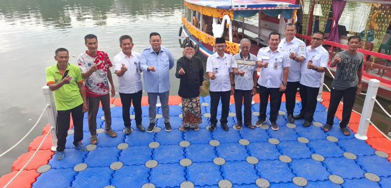 Dukung Wisata Danau Sipin, Ketua DPRD Kota Jambi Serahkan Dua Dermaga Apung