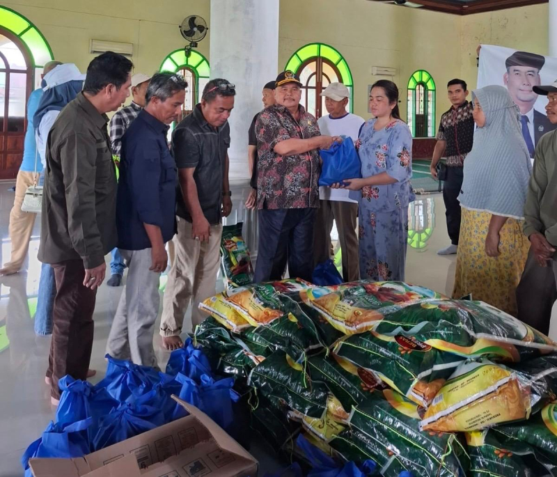 Anggota Komisi XII DPR RI Sy Fasha Serahkan Bantuan Kebakaran di Sungai Dualap Tanjab Barat