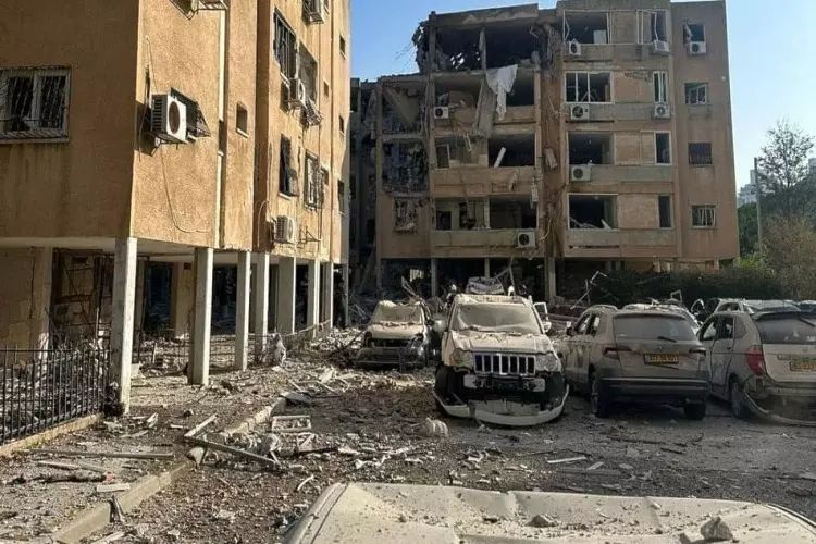 Salah satu kerusakan akibat serangan rudal Iran ke wilayah pendudukan Israel.