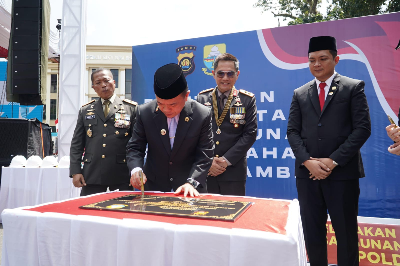Syukuran Hari Bhayangkara Ke-79, Gubernur Al Haris dan Kapolda Tanda Tangani Prasasti Pembangunan Rumah Tahanan Polda Jambi
