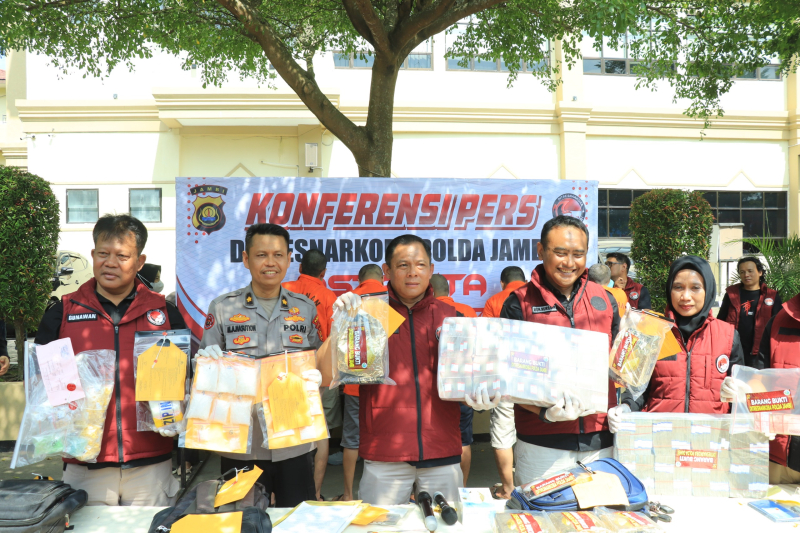Polda Jambi gagalkan peredaran narkoba senilai Rp7,7 miliar. 5,5 kg sabu dan 2.186 pil ekstasi disita, 4 tersangka diamankan, jaringan Medan terungkap.