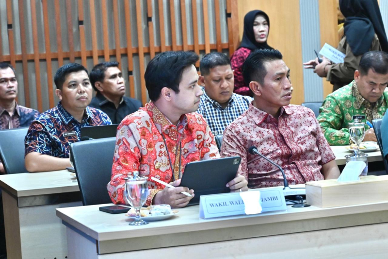 Bersama Gubernur, Wawako Diza Perjuangkan Pendidikan Kota Jambi di Hadapan Mendikdasmen