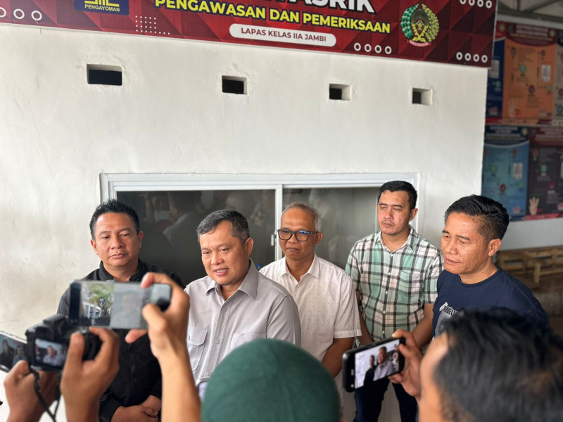 Kepala Kantor Wilayah Direktorat Jenderal Pemasyarakatan Jambi, Hidayat, memberikan apresiasi tinggi kepada petugas Lapas Kelas IIA Jambi yang berhasil menggagalkan Upaya penyelundupan narkoba jenis sabu pada Sabtu (5/7/2025).