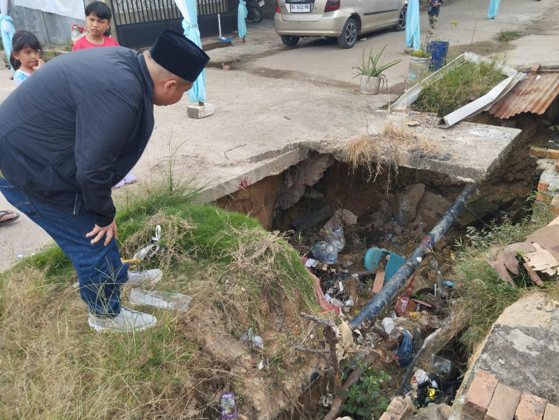 Gorong-Gorong Ambruk! Warga Khawatir Jalan Putus, Ketua DPRD Kota Jambi Turun ke Lapangan