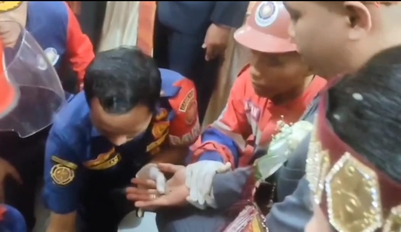 Panik Saat Prosesi Pernikahan, Cincin Tak Bisa Dilepas, Damkar Jadi Penyelamat