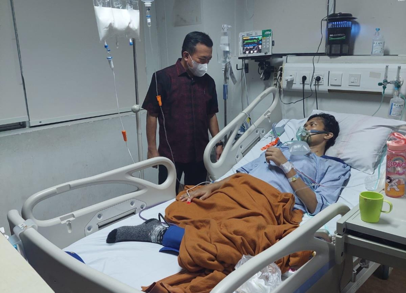 Gubernur Al Haris Besuk Oki Yusmika Atlet Taekwondo Penderita Kanker Tulang di RS Fatmawati Jakarta Selatan 