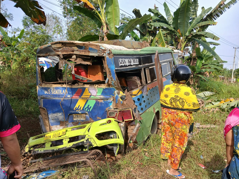 Bawa 17 Siswa SMP, Bus Sekolah di Bungo Ditabrak Truk dari Belakang