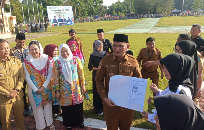 Bupati Hurmin menyerahkan SK PPPK