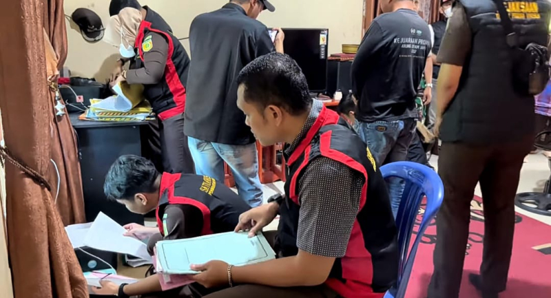 Kantor dan Rumah Kades Muara Hemat Kerinci Digeledah