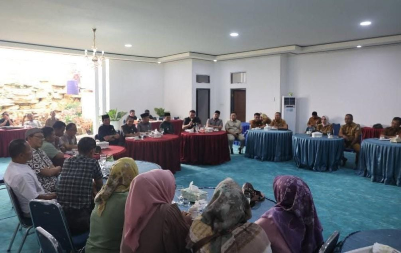 Puluhan pedagang di Pasar Beringin saat diskusi dengan Pemkot Sungai Penuh.