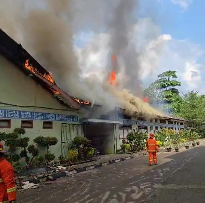 Klinik UIN Terbakar, Api Merambat dan Hanguskan Tujuh Ruko di Telanaipura