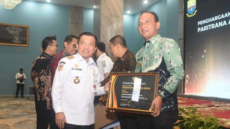 Bupati Hurmin Terima Penghargaan Paritrana Awards 2024.