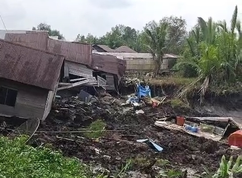 Terlihat rumah warga yang terdampak akibat tanah yang longsor