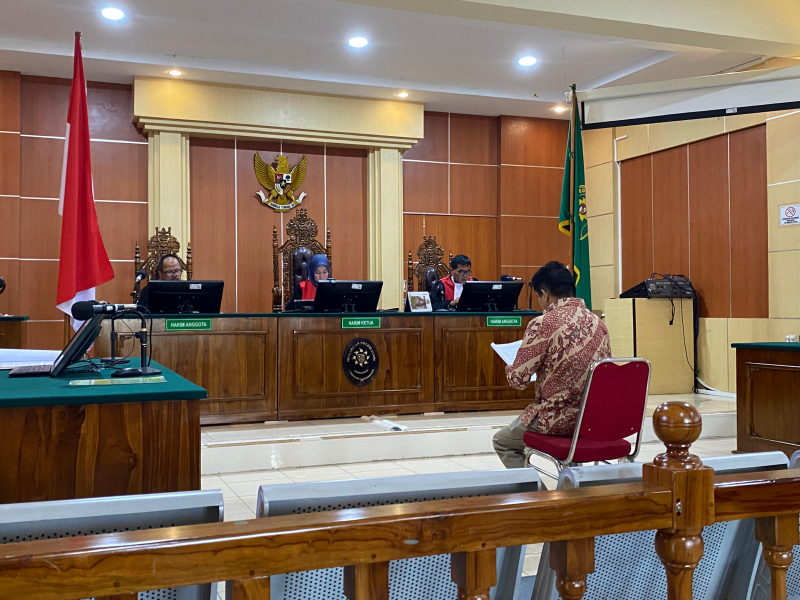 Mantan Kadispora Sungai Penuh Menangis Minta Dibebaskan Saat Bacakan Nota Pembelaan

