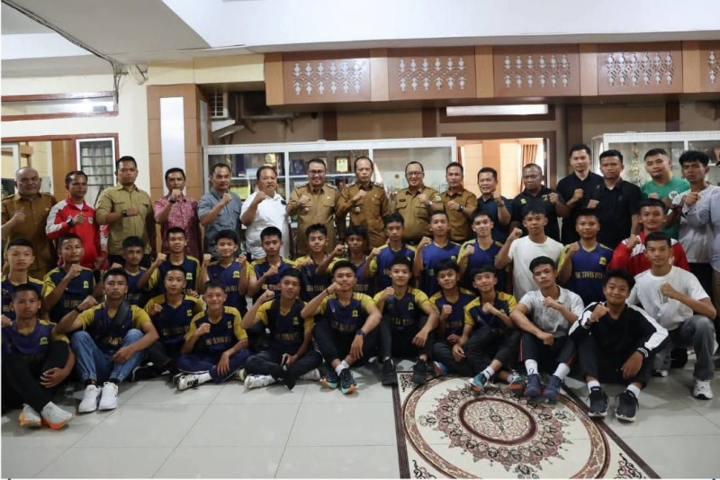 Lepas Tim Sepak Bola Pemain U-15 Ke Suratin CUP, Ini Pesan Wako Alfin