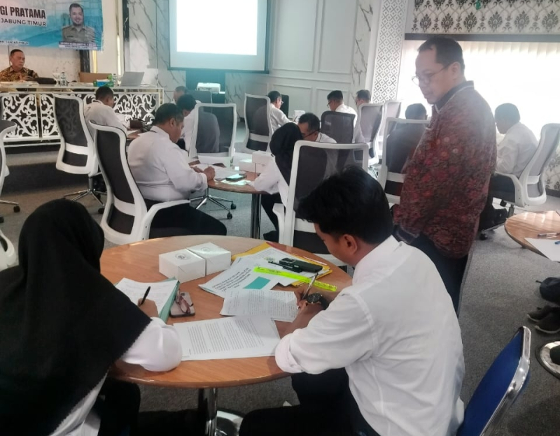 Tampak para peserta seleksi terbuka lelang JPT Pemkab Tanjabtim dapat mengikuti tahapan penulisan makalah, Selasa (12/8).