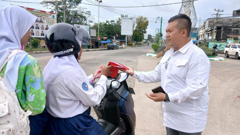 Sambut Kemerdekaan, Bakesbangpol Batang Hari Turun ke Jalan Bagikan Bendera Merah Putih