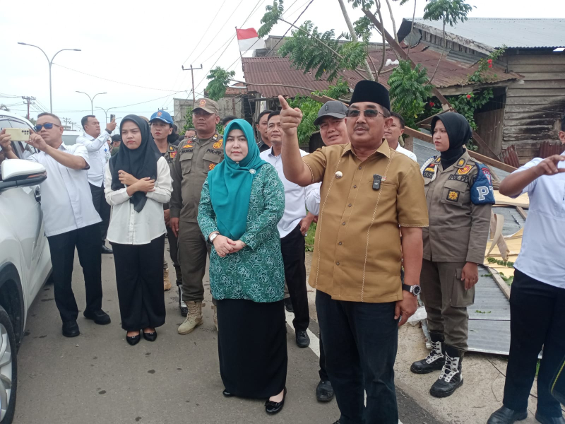 Salurkan Bantuan ke Korban Bencana, Bupati Tanjabbar Ingatkan Potensi Hujan dan Angin Kencang Masih Terjadi 