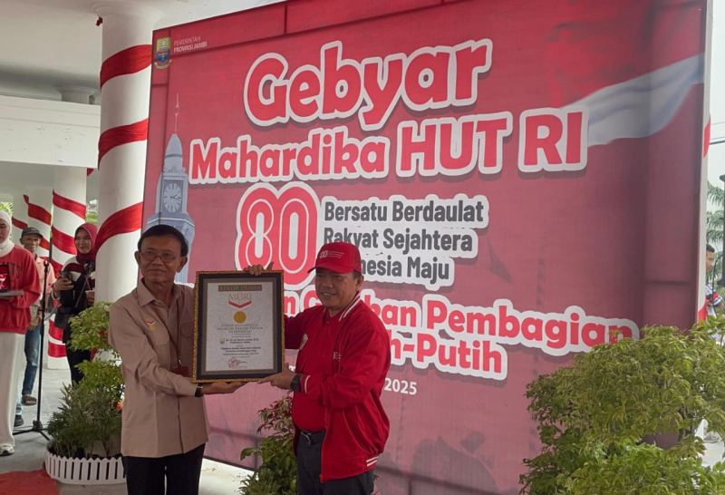 Gubernur Al Haris Dianugerahi Rekor MURI, Sukses Kibarkan 1.000 Bendera Merah Putih di Jembatan Penyeberangan Orang