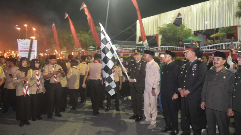 Ribuan Obor Menyala Disarolangun, Bupati Hurmin Ajak Masyarakat Hidupkan Suasana Kemerdekaan