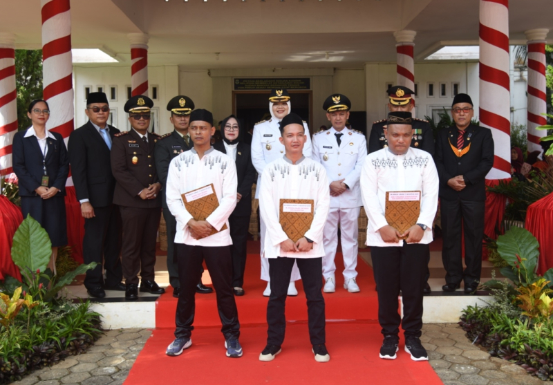 Penyerahan Remisi kepada perwakilan narapidana usai upacara pengibaran bendera merah putih di lapangan Kantor Bupati Tanjabtim, Minggu (17/8) siang