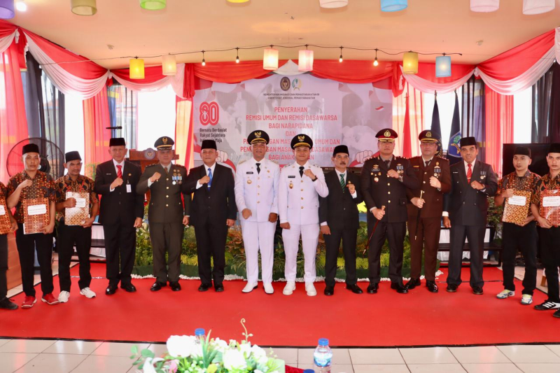 Foto bersama usai menyerahkan remisi kepada warga binaan Lapas Kelas IIB Sarolangun