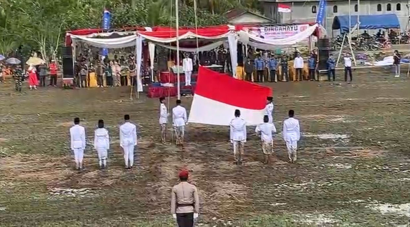 Meski Becek dan Berlumpur, Upacara HUT ke-80 RI di Kecamatan Sadu Tanjabtim Tuai Pujian Warganet