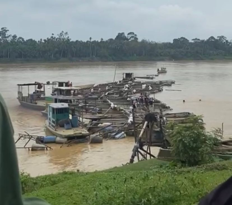 Histeris, Tali Penyangga Putus Ratusan Kerambah Ikan di Desa Aro Hanyut