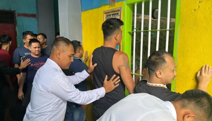 Pastikan Situasi Kondusif, Petugas Lapas Kelas IIB Sarolangun Lakukan Penggeledahan