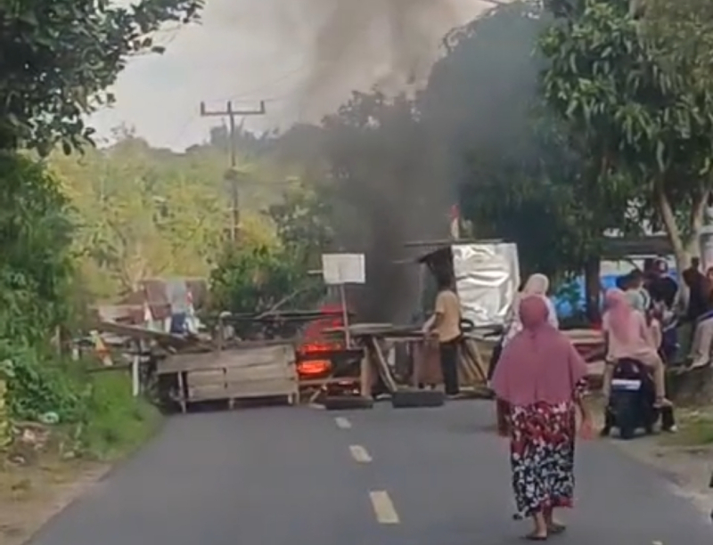 Breaking News: Jalan Nasional Kerinci–Bangko di Pulau Pandan Diblokir Massa, Lalu Lintas Lumpuh Total
