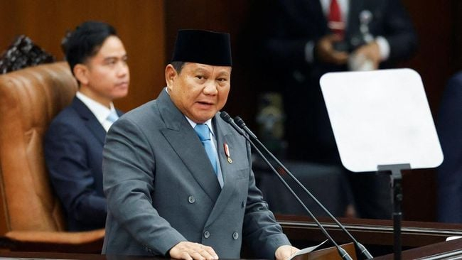 Presiden Prabowo Subianto memberikan pidato kenegaraan dalam Sidang Tahunan MPR/DPR RI di Kompleks Parlemen Jakarta, Jumat (15/8).