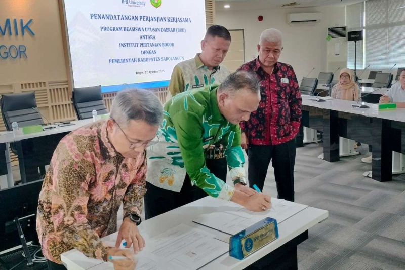 Bupati Hurmin dan Wakil Rektor IPB University, Deni Noviana saat menandatangani perjanjian kerjasama BUD 