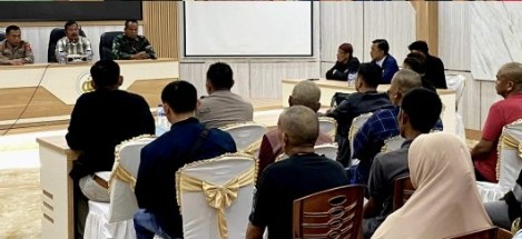Warga Pulau Pandan Saat pertemuan dengan Bupati dan Aparat.