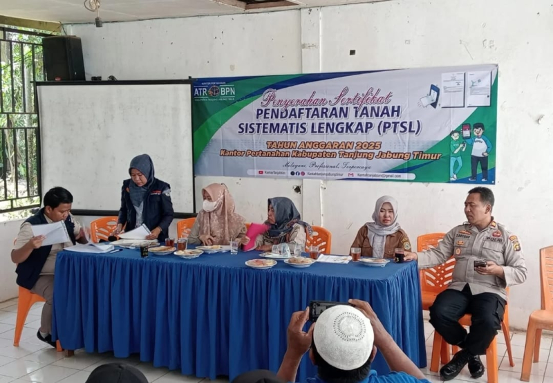 Penyerahan sertifikat tanah PTSL kepada warga Desa Pandan Lagan oleh Kepala Desa.